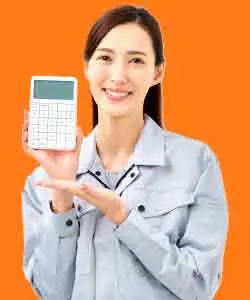 電卓を見せる女性業者