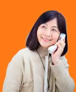 電話をかける女性